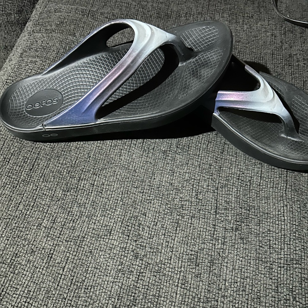 Oofos sandals black with grey blue and purple in color women’s size 9 good cond.